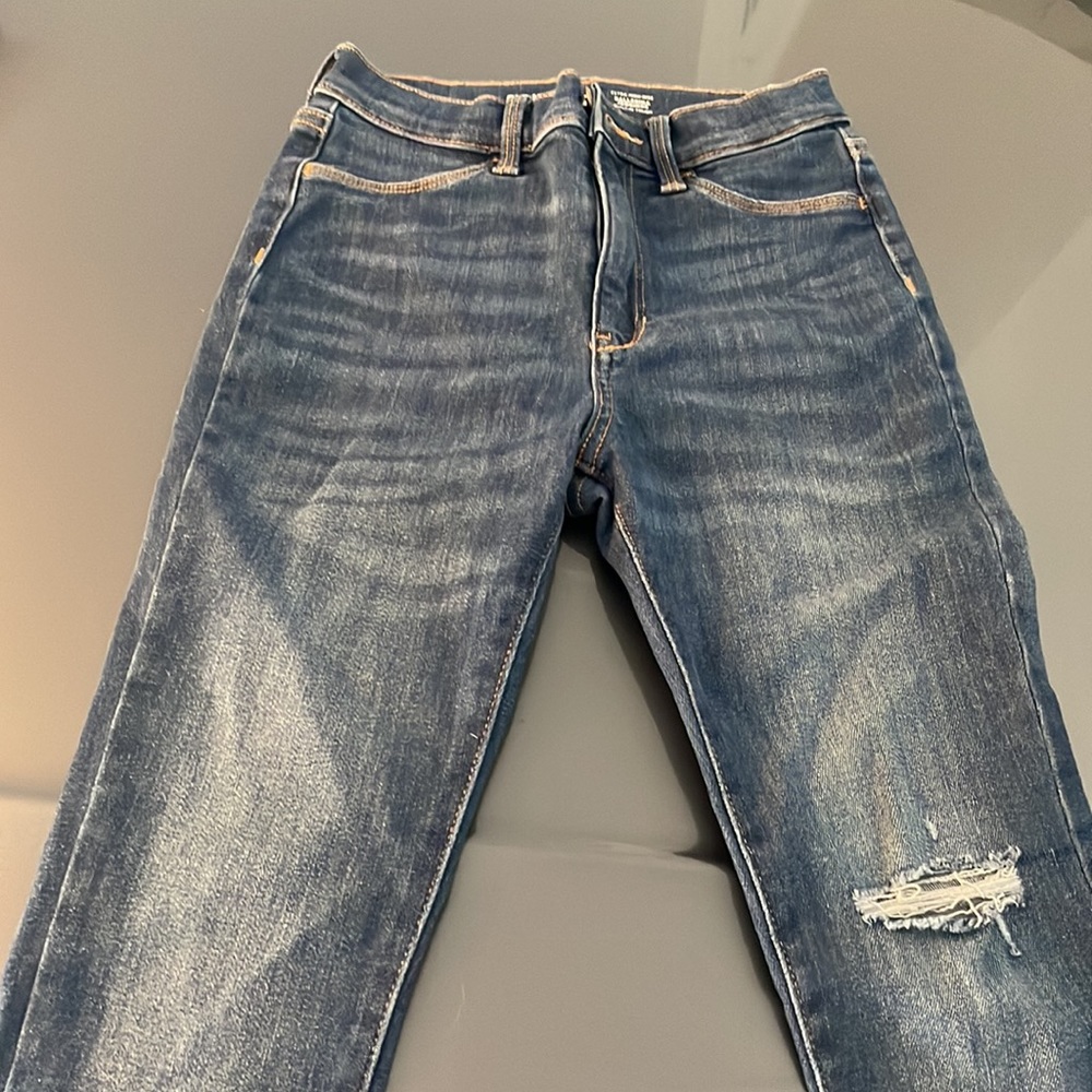 Jeans with knee hole and frayed at bottom. Excellent condition.